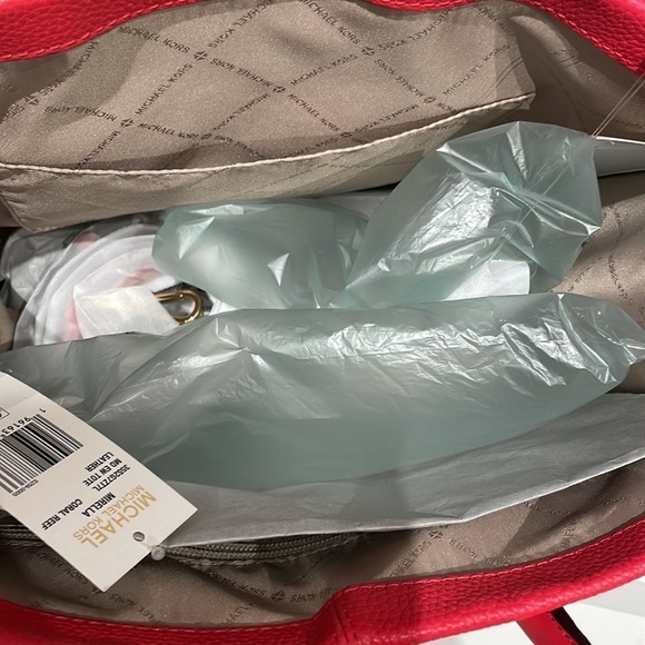 MICHAEL KORS ❤️
Mirella Medium Pebbled Leather Tote Bag - Picture 6 of 6